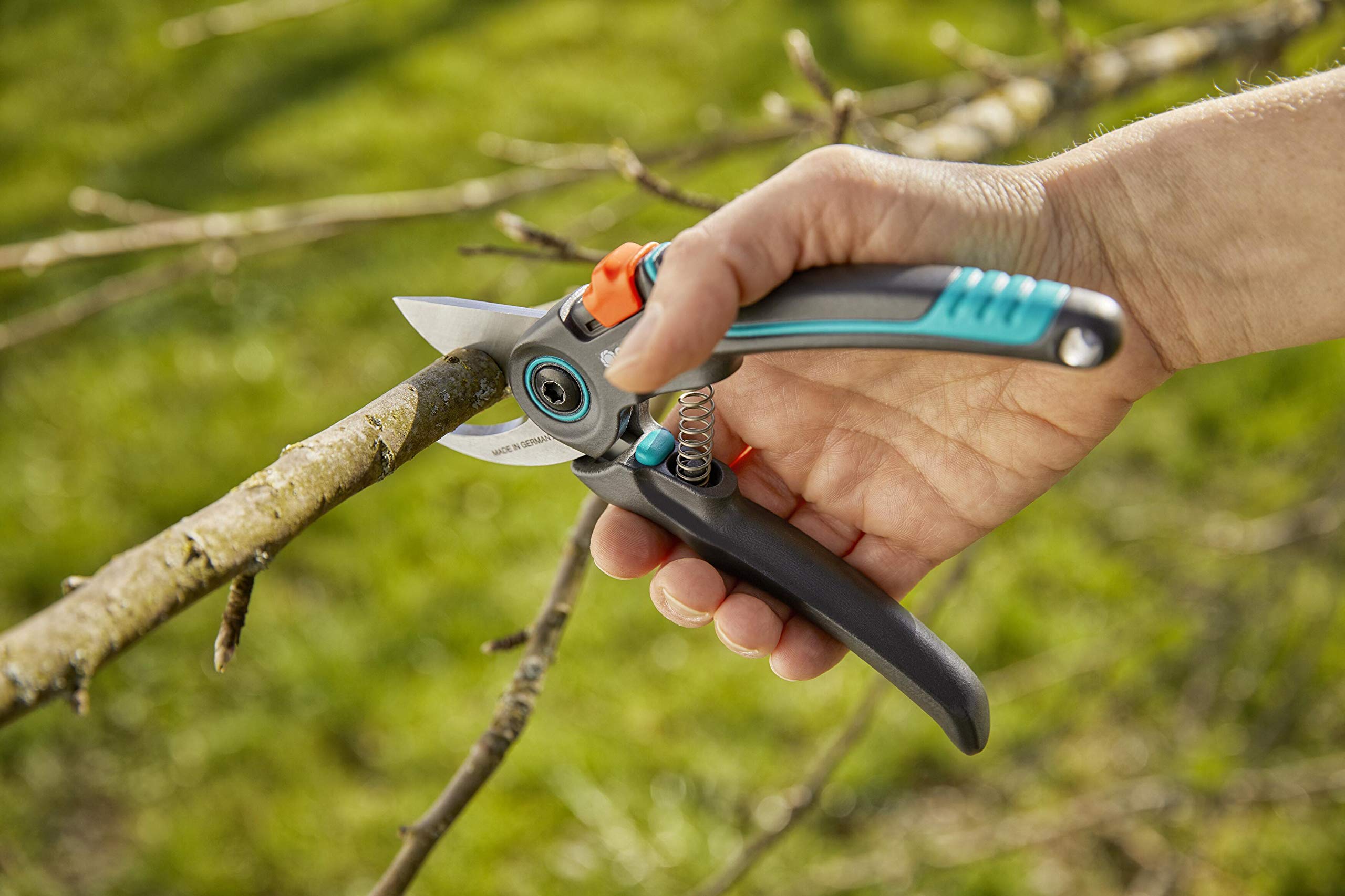GARDENA (12203) ExpertCut pruning shears: Ideal for cutting fruit trees, 7/8" Cutting diameter, 2-stage variable handle opening, stainless steel blades, bypass cutting principle. Made in Germany - Image 9