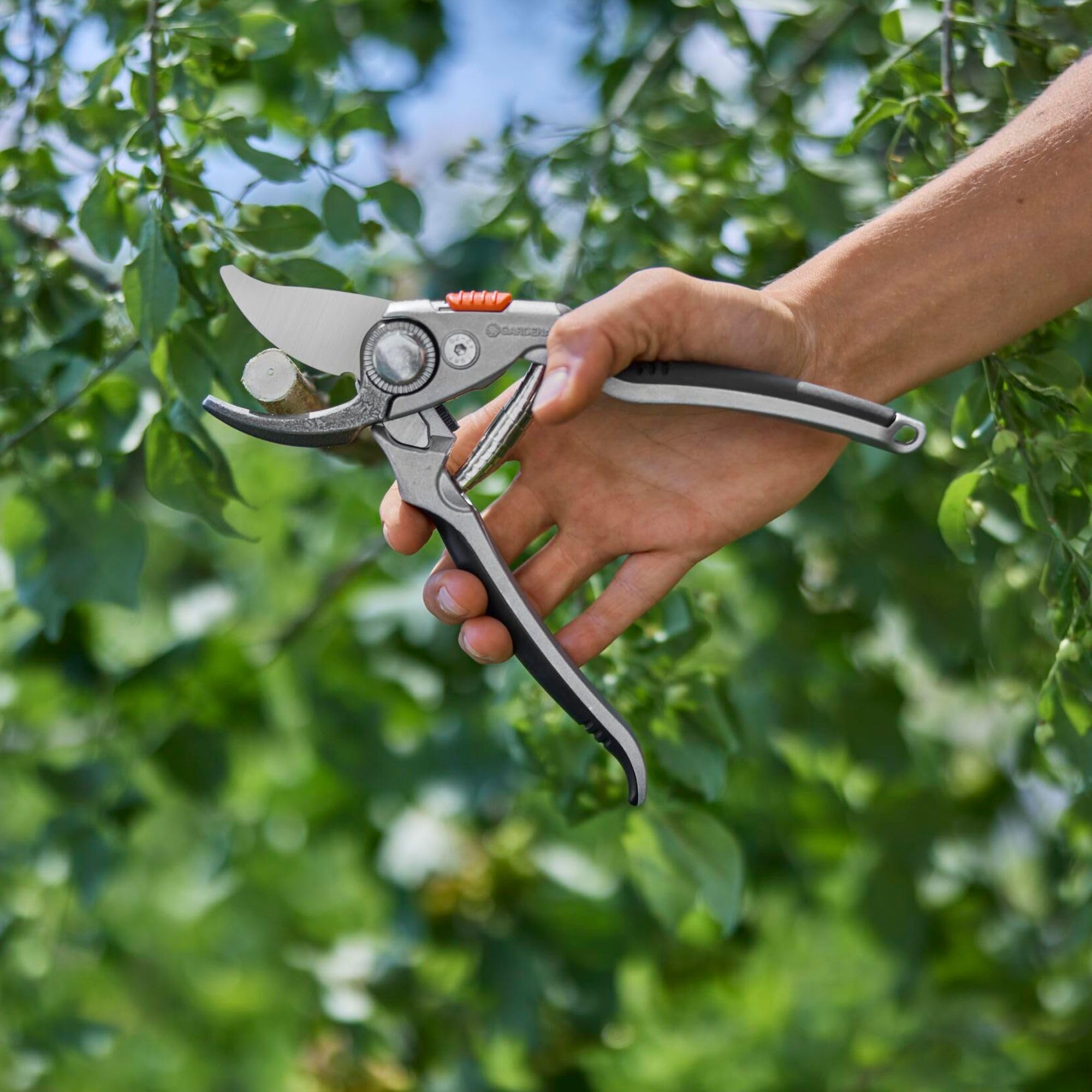 GARDENA (8702) Aluminium Secateurs: Premium Bypass Pruner for Thicker Twigs and Branches, Robust Aluminium Handles, Replaceable Blade, Max. Cutting Diameter 1" - Image 5