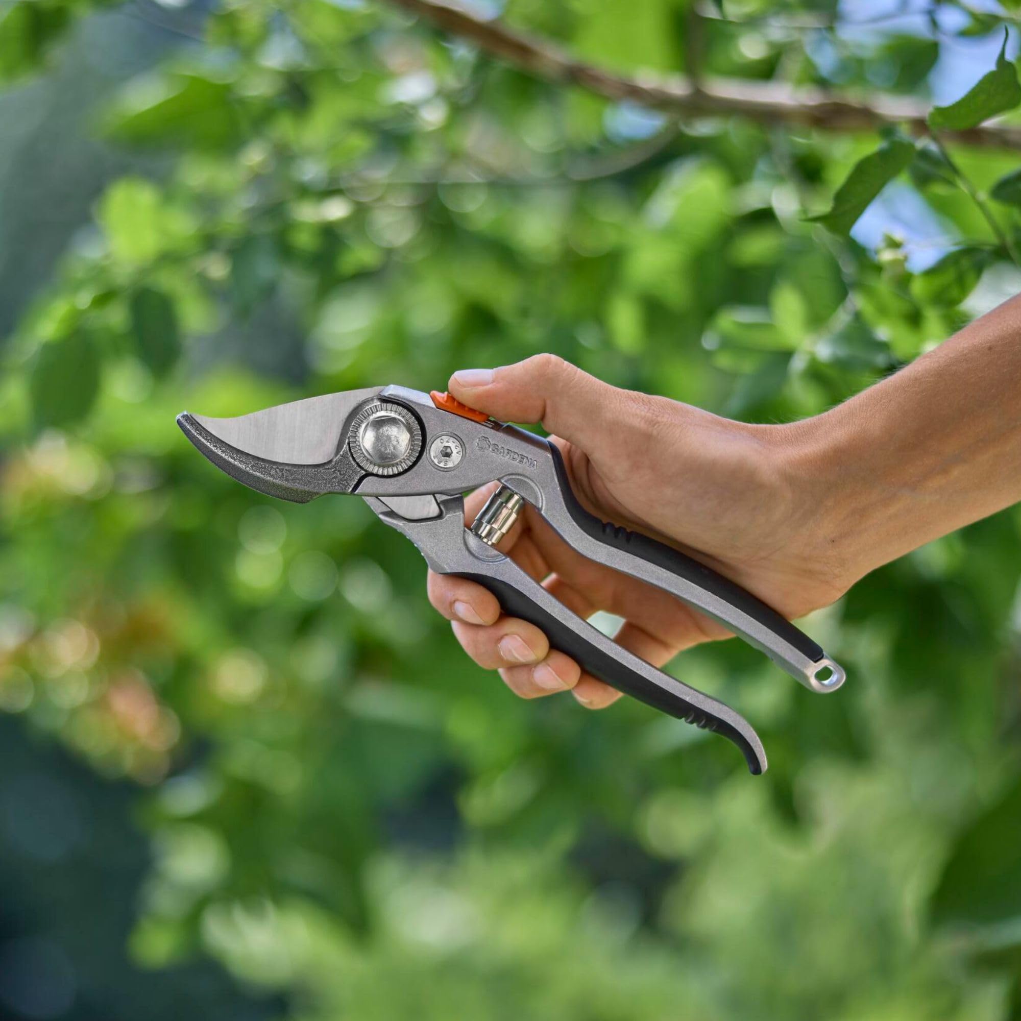 GARDENA (8702) Aluminium Secateurs: Premium Bypass Pruner for Thicker Twigs and Branches, Robust Aluminium Handles, Replaceable Blade, Max. Cutting Diameter 1" - Image 6